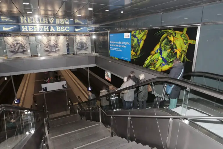 Berlin Hauptbahnhof | Leuchtkasten Mediaweb Tirol