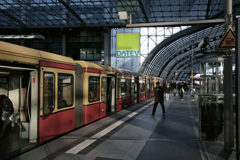 Berlin Hauptbahnhof | Leuchtkasten Mediaweb Tirol