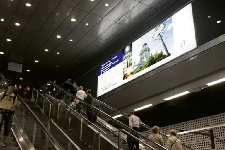 Berlin Hauptbahnhof | Leuchtkasten Mediaweb Tirol