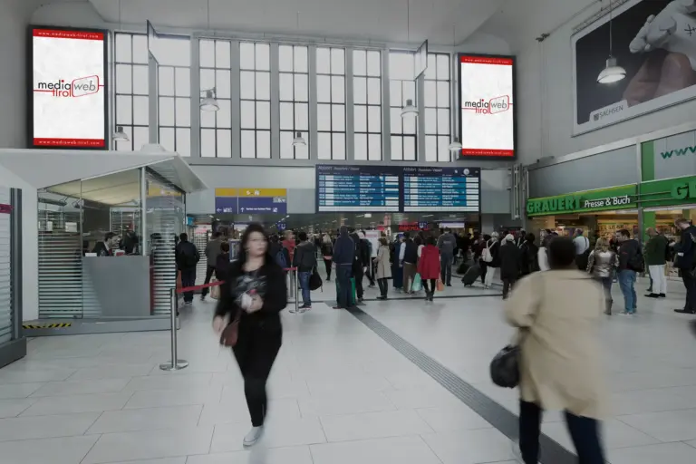 Düsseldorf Hauptbahnhof | Video-Wall Super-Motion Mediaweb Tirol | Digitale Out-of-Home-Werbung (DOOH)