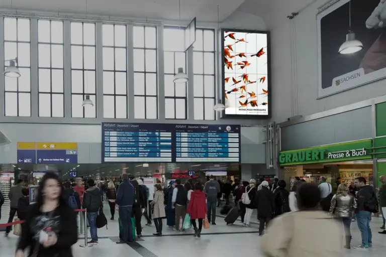 Düsseldorf Hauptbahnhof | Video-Wall Super-Motion Mediaweb Tirol | Digitale Out-of-Home-Werbung (DOOH)