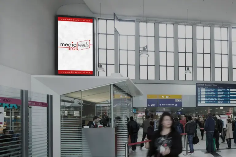 Düsseldorf Hauptbahnhof | Video-Wall Super-Motion Mediaweb Tirol | Digitale Out-of-Home-Werbung (DOOH)