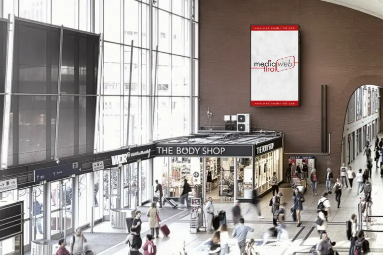 Köln Hauptbahnhof | Video-Wall Super-Motion Mediaweb Tirol | Digitale Out-of-Home-Werbung (DOOH)