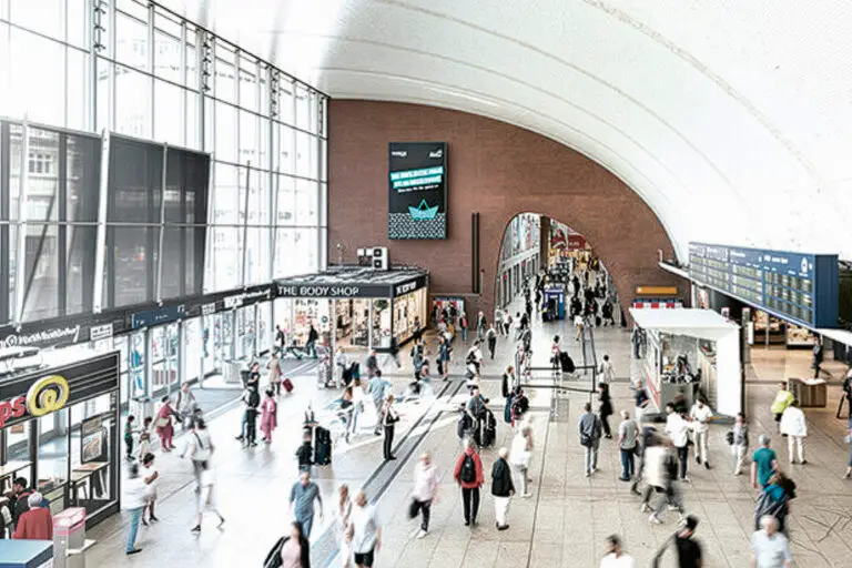 Köln Hauptbahnhof | Video-Wall Super-Motion Mediaweb Tirol | Digitale Out-of-Home-Werbung (DOOH)