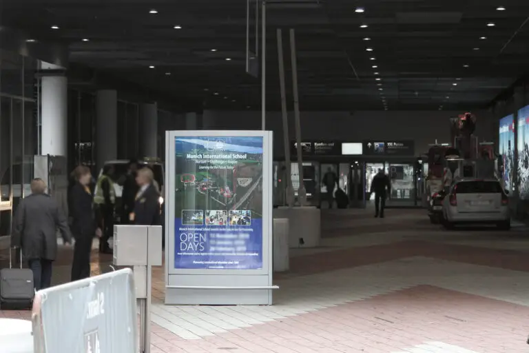 München Flughafen | CLP Vitrine Mediaweb Tirol
