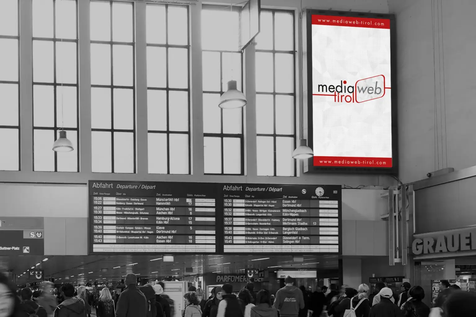 Düsseldorf Hauptbahnhof | Video-Wall Super-Motion Mediaweb Tirol | Digitale Out-of-Home-Werbung (DOOH)