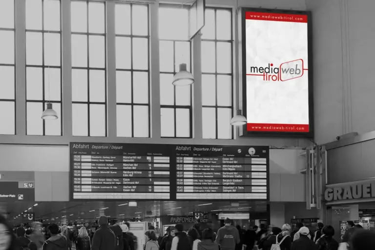 Düsseldorf Hauptbahnhof | Video-Wall Super-Motion Mediaweb Tirol | Digitale Out-of-Home-Werbung (DOOH)