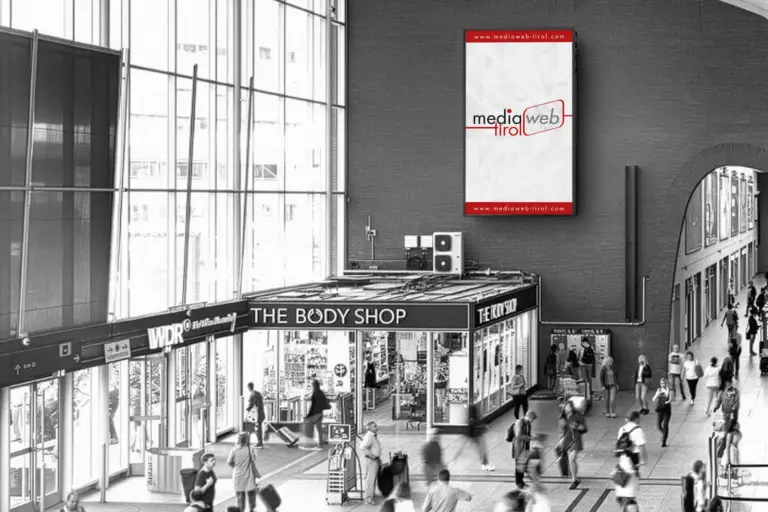 Köln Hauptbahnhof | Video-Wall Super-Motion Mediaweb Tirol | Digitale Out-of-Home-Werbung (DOOH)